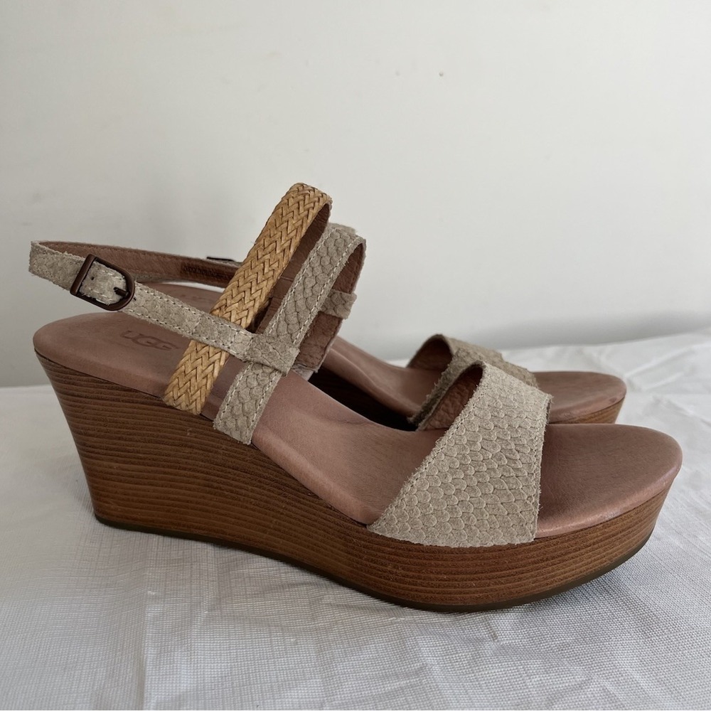 UGG Lira Mar Wedge Sandal Embossed Strappy Tan Sz 7.5 Preppy Festival Y2K 90's